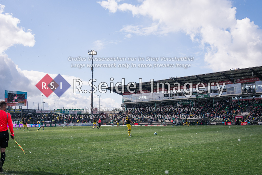 RS-1-043440 | Während des Spiels bricht trotz sonnigem Wetter ein Hagelschauer über das Spielfeld herein.