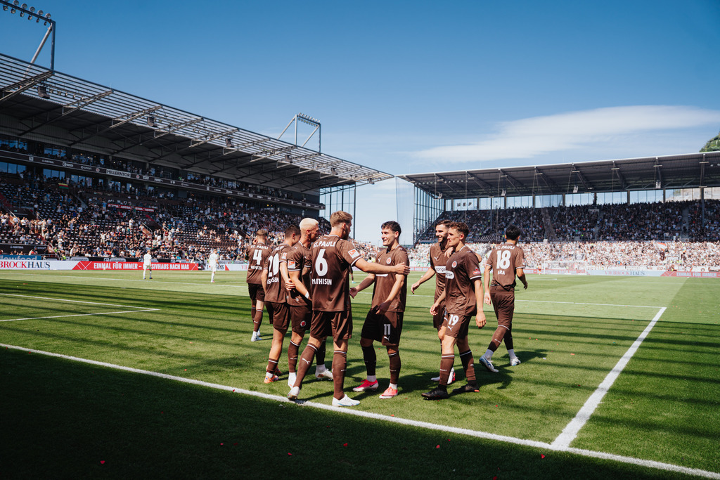 HEV09886 | Der offizielle Shop für FC St. Pauli Fotos. Wähle aus Spielszenen & Fanmomenten dein FCSP Wunschformat. Wir liefern Millerntor-Atmosphäre.