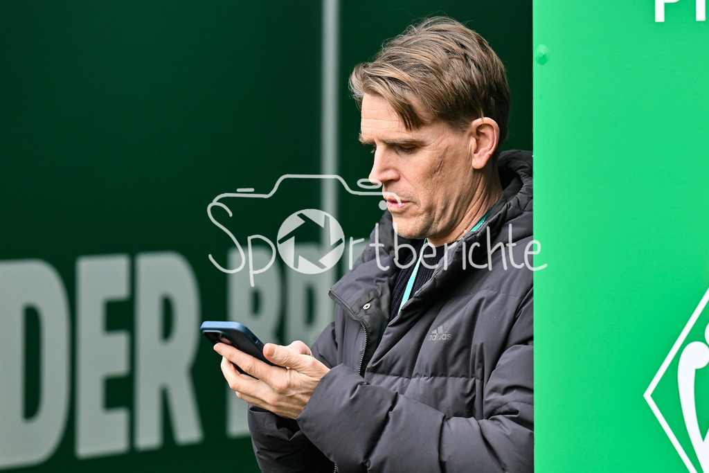 SV Werder Bremen - FC Bayern München | BREMEN, GERMANY - 14. FEBRUARY: im Bild Christoph FREUND Sportdirektor des FC Bayern vor dem Bundesligamatch zwischen dem SV Werder Bremen und dem FC Bayern München am 22. Spieltag im Weserstadion / DFL REGULATIONS PROHIBIT ANY USE OF PHOTOGRAPHS AS IMAGE SEQUENCES AND/OR QUASI-VIDEO