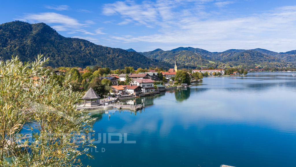 Die Egerner Bucht mit Blick gen Überfahrt; H59 | LuftBuidl Tegernsee - Realisiert mit Pictrs.com