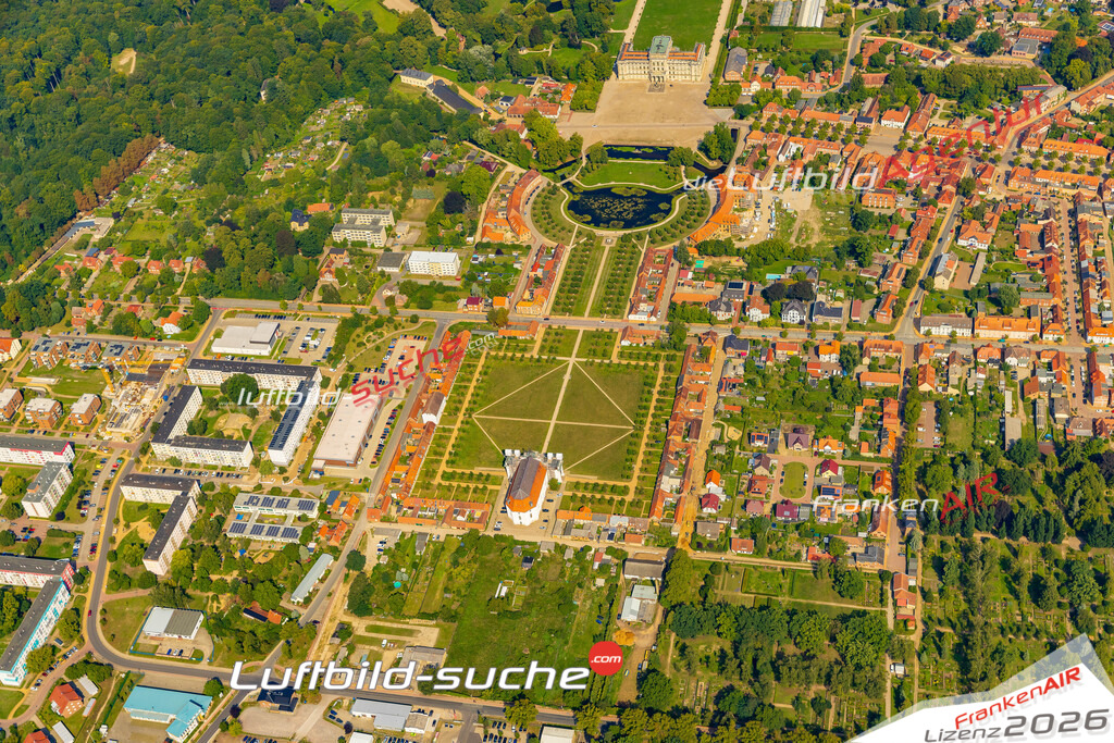Schöne Luftaufnahme als Geschenk in Schloß Ludwigslust - Die Luftbildaufnahme wurde 2025 vom UL-Flugzeug heraus erstellt ( keine Drohne ) - Hochauflösende Luftaufnahme -Nicht vergleichbar mit Google Maps oder Satelittenbilder- Die Geschenkidee !Mit Lizenz und Bildrechte bestellbar