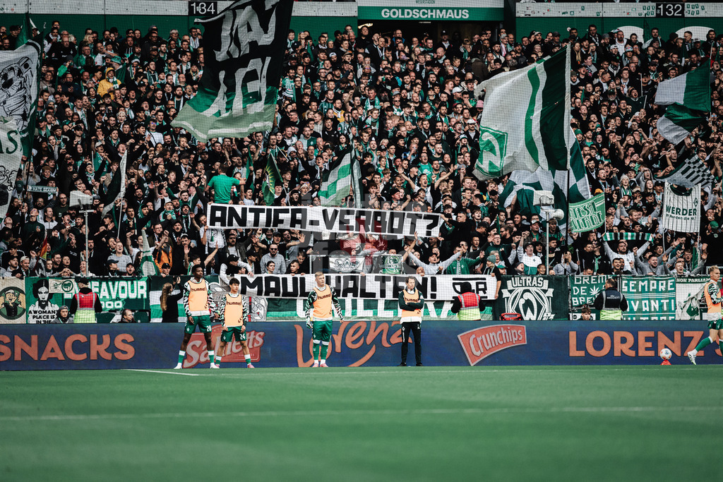 Fußball | Männer | Saison 2025/2026 | 1. Fußball-Bundesliga | 6. Spieltag | SV Werder Bremen vs. FC St. Pauli | 04.10.2025 | Werder Fans mit einem Transparent Antifa-Verbot? Maul Halten!