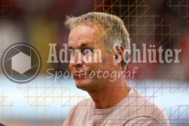 Bayer 04 Leverkusen vs Eintracht Frankfurt - Bundesliga  | Leverkusen, Deutschland, 12.09.25:   Trainer Kasper Hjulmand (Bayer 04 Leverkusen) schaut waehrend des Spiels der Bundesliga zwischen  Bayer 04 Leverkusen vs Eintracht Frankfurt in der BayArena(Foto von Brauer-Fotoagentur / Adrian Schlueter)