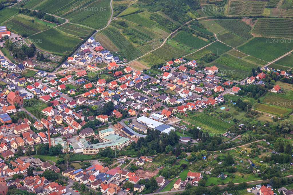 Luftbild: Breitenweg mit GET-Metall in Albersweiler im Bundesland Rheinland-Pfalz in Deutschland. Foto: IMG_128486.jpg vom 21.08.2021 durch Werner Riehm/FLY-FOTO.de