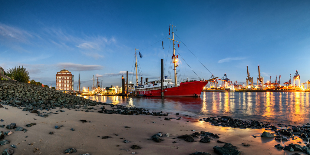 10230505 - Elbstrand bei Nacht | Panoramablick vom Elbstrand auf das Feuerschiff "Elbe 3" und die Lichter des Hamburger Hafens