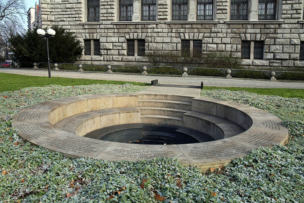 Foto: Leipzig - Goerdeler Denkmal | Das Team hinter BILDLEXIKON LEIPZIG bündelt historische wie aktuelle Informationen über die Stadt Leipzig in Text und Bild auf einer Plattform und stellt diese der interessierten Öffentlichkeit zur Verfügung.