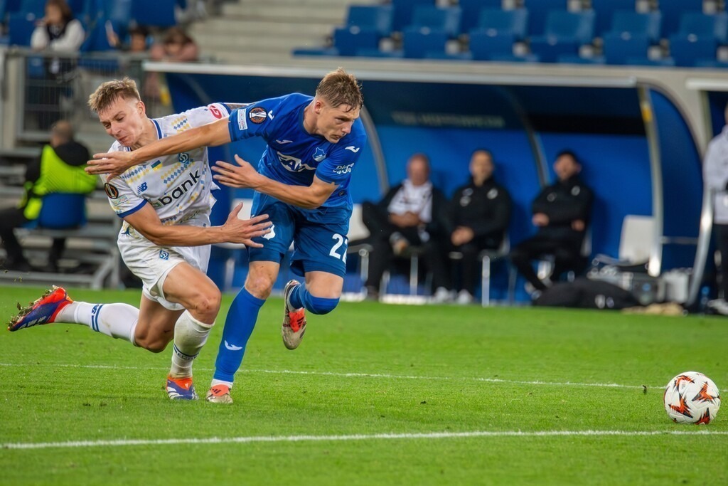 Fußball UEFA Europa League, Saison 2024/25, 2. Spieltag: TSG Hoffenheim gegen Dynamo Kiew. Bild: Dynamischer Vorstoß von Alexander Prass (22, Hoffenheim) | Fußball UEFA Europa League, Saison 2024/25, 2. Spieltag: TSG Hoffenheim gegen Dynamo Kiew. Bild: Dynamischer Vorstoß von Alexander Prass (22, Hoffenheim) - Realisiert mit Pictrs.com