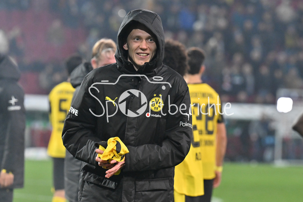FC Augsburg - Borussia Dortmund | AUGSBURG, GERMANY - the team of Borussia Dortumund celebrating withe the fans after the bundesliga match between FC Augsburg vs. Borussia Dortmund on matchday 9 at WWK Arena on October 31, 2025 in Augsburg, Germany / DFL REGULATIONS PROHIBIT ANY USE OF PHOTOGRAPHS AS IMAGE SEQUENCES AND/OR QUASI-VIDEO / Maximilian BEIER (Borussia Dortmund 14)