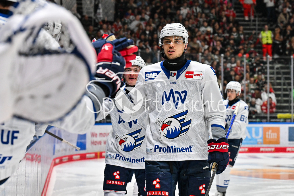 Augsburger Panther - Adler Mannheim | Jubel der Adler nach dem Treffer zum 2-2 durch Nicolas MATTINEN (Adler Mannheim 52) / Tor / Torschuetze / Freude / Happy / DEL: Augsburger Panther - Adler Mannheim; Curt Frenzel Stadion am 14.09.2025