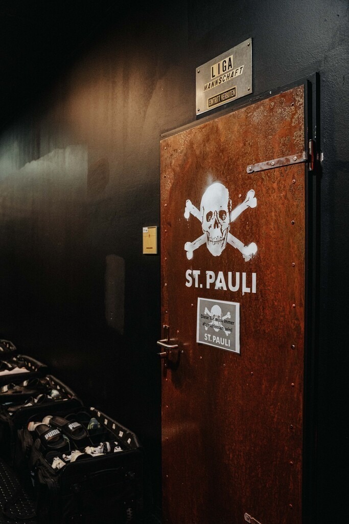 FCP05644 | Der offizielle Shop für FC St. Pauli Fotos. Wähle aus Spielszenen & Fanmomenten dein FCSP Wunschformat. Wir liefern Millerntor-Atmosphäre.
