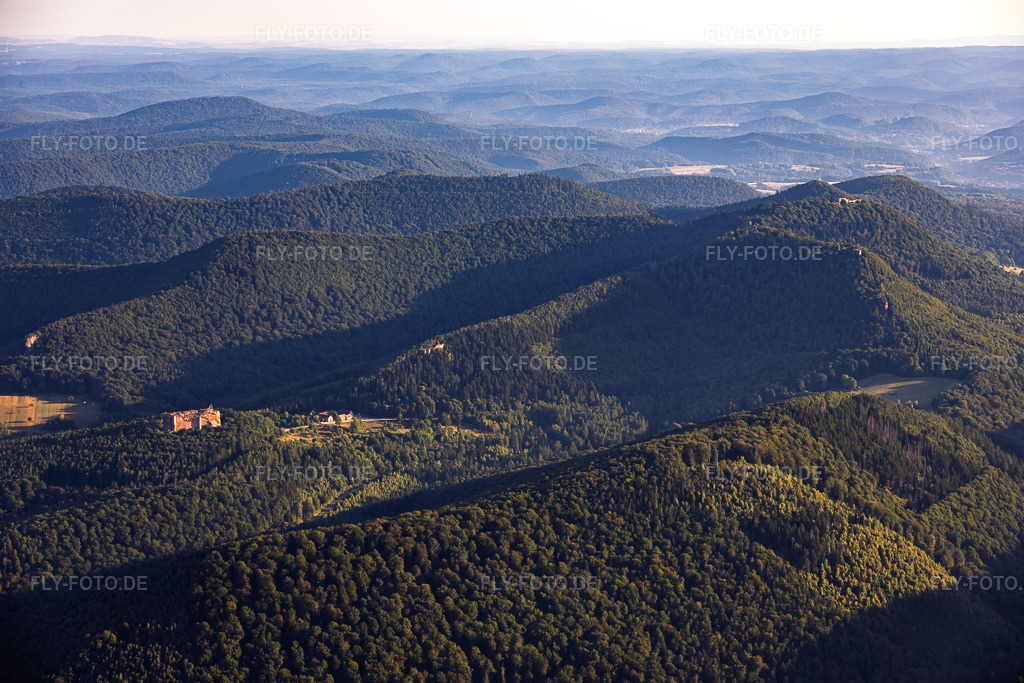 Luftbild: Wasgau von Süden mit Burg Fleckenstein und den drei Burgruinen Krappenfels, Löwenstein und Hoheburg von Süden in Lembach im Bundesland Bas-Rhin in Frankreich. – Foto: IMG_158218.jpg vom 25.07.2026 durch Werner Riehm/FLY-FOTO.de – Auflösung des Originals: 5795 x 3864 px