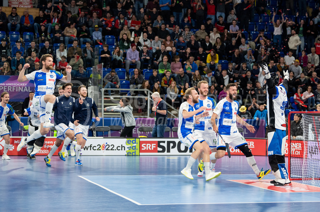SV Wiler-Ersigen vs GC Unihockey - 23. April 2022 | SV Wiler-Ersigen vs GC Unihockey
Stimo Arena, Kloten
Die Zürcher Spieler stürmen nach der Schlusssirene das Spielfeld und feiern #30 Torhüter Pascal Meier (GC Unihockey).
Bild: Sportfotografie Markus Aeschimann | www.markus-aeschimann.ch - Realisiert mit Pictrs.com