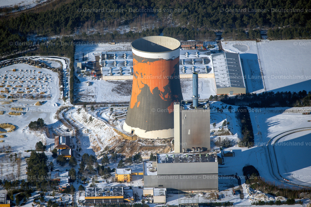4043990 | MEPPEN 13.02.2021 Winterlich schneebedeckte Blick aud den Kühlturm auf dem Gelände des ehemaligen Kraftwerk Meppen-Hüntel in Niedersachsen. Weiterführende Informationen bei: Funpark Meppen B.V.. // Wintry snowy cooling tower on the site of the former power station Meppen-Huentel in Lower Saxony. Further information at: Funpark Meppen B.V.. Foto: Gerhard Launer