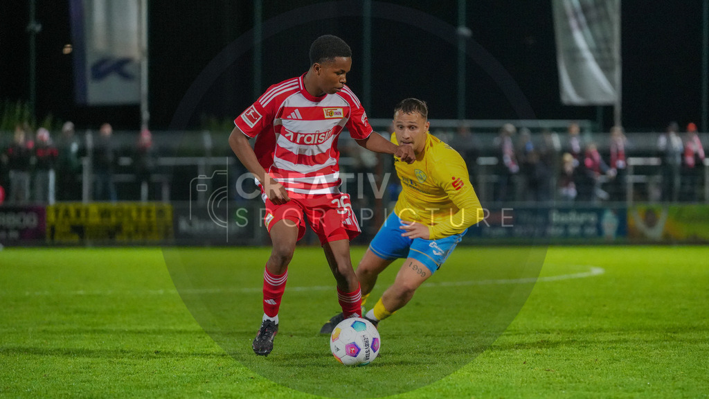 Fußball, Herren, Saison 2025/2026, Testspiel, Freundschaftsspiel, FSV 63 Luckenwalde vs. 1.FC Union Berlin, Mittwoch 08.10.2025, Werner-Seelenbinder-Stadion Luckenwalde, | Fußball, Herren, Saison 2025/2026, Testspiel, Freundschaftsspiel, FSV 63 Luckenwalde vs. 1.FC Union Berlin, Mittwoch 08.10.2025, Werner-Seelenbinder-Stadion Luckenwalde, Im Bild: Sadou Barry (l. Union) und Lucas Will (r. Luckenwalde) - Realisiert mit Pictrs.com