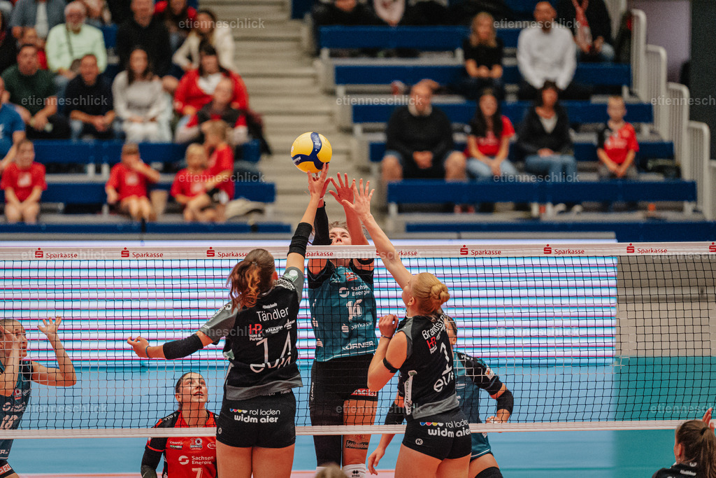 Dresdner SC - Binder Blaubären TSV Flacht, DEKRA 1. Bundesliga Frauen, Volleyball | Im Bild: Angriff übers Netz Anni Tändler (14, Binder Blaubären TSV Flacht) und Gesa Brandstrup (1, Binder Blaubären TSV Flacht)24.10.2026, Dresdner SC -  Binder Blaubären TSV Flacht, DEKRA 1. Bundesliga Frauen, Volleyball, Deutschland, Dresden, Cyberport Arena