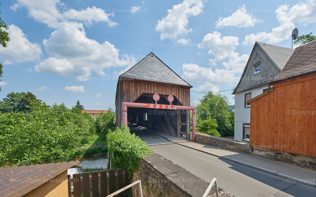 Die 1786 errichtete_ schindelgedeckte historische Holzbrücke Wünschendorf über die Weiße Elster 01 | Bedeutsame Landschaften Deutschlands - Realisiert mit Pictrs.com