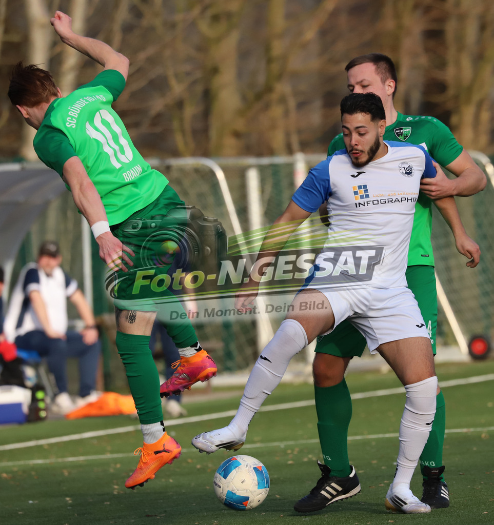 SC Bünde - TuS Brake | Auf dem Bild zu sehen: grün SC Bünde v.l.: Nick Braun, Malte Lohmeier  ; weiß TuS Brake: Joshua Elias Quintana OrtuzarSC Bünde, TuS Brake, Saison 25/26, Bezirksliga, Deutschland - Realisiert mit Pictrs.com