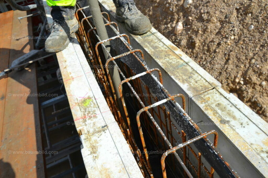 bib-lg04-betonarbeiten-0172 | Nach LV-Leistungsgruppen sortierte Detailfotos über den Bau eines Hauses. Alle Hausbau-Bilder direkt vom Urheber und Autor der Website Haus-Selber-Bauen.com