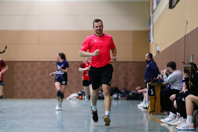 Handball I Damen I Saison 2025-2026 I Verbandsliga Süd I HSG Kalkberg 06 - MTV Dänischenhagen I 14.12.2025.127 | Steffen Lembrecht (Schiedsrichter) - Realisiert mit Pictrs.com