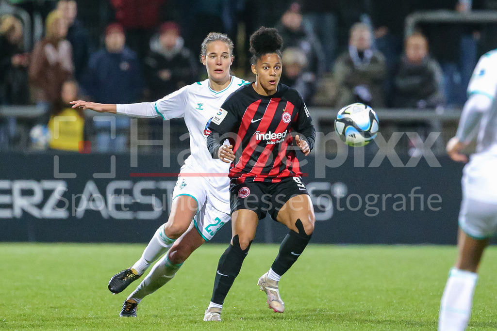 Fussball, Google Pixel Frauen-Bundesliga, Eintracht Frankfurt - SV Werder Bremen | v.li.: Hanna Nemeth (SV Werder Bremen, 23) und Shekiera Martinez (Eintracht Frankfurt, 9) im Zweikampf, Duell, Dynamik, Aktion, Action, Spielszene, DIE DFB-RICHTLINIEN UNTERSAGEN JEGLICHE NUTZUNG VON FOTOS ALS SEQUENZBILDER UND/ODER VIDEOÄHNLICHE FOTOSTRECKEN. DFB REGULATIONS PROHIBIT ANY USE OF PHOTOGRAPHS AS IMAGE SEQUENCES AND/OR QUASI-VIDEO.