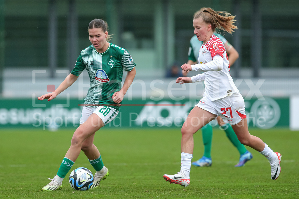 Fussball, Google Pixel Frauen-Bundesliga, RB Leipzig - SV Werder Bremen | v.li.: Juliane Wirtz (SV Werder Bremen, 28) und Marlene Müller (RB Leipzig, 27) im Zweikampf, Duell, Dynamik, Aktion, Action, Spielszene, DIE DFB-RICHTLINIEN UNTERSAGEN JEGLICHE NUTZUNG VON FOTOS ALS SEQUENZBILDER UND/ODER VIDEOÄHNLICHE FOTOSTRECKEN. DFB REGULATIONS PROHIBIT ANY USE OF PHOTOGRAPHS AS IMAGE SEQUENCES AND/OR QUASI-VIDEO.