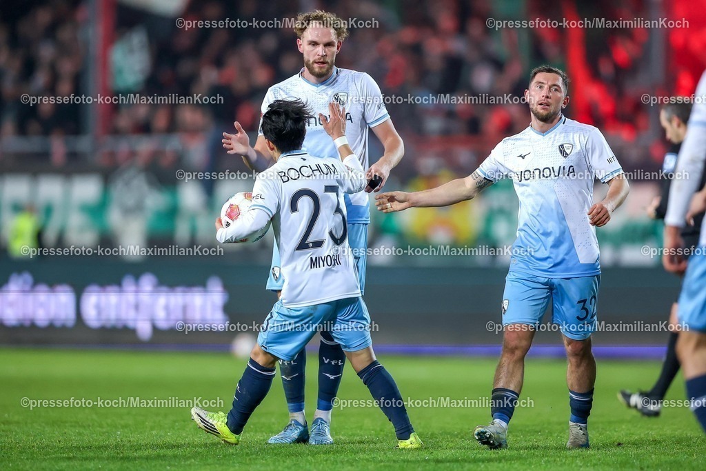 PRM06022601066 | 06.02.2026, Fußball, Preußen Münster - VfL Bochum, 2. Fußball Bundesliga,  Preußenstadion, 21.Spieltag, Saison 2025 2026: Torjubel nach dem Tor zum 1:1 durch Torschütze Koji Miyoshi&nbsp;(VfL Bochum #23) zusammen mit Philipp Strompf&nbsp;(VfL Bochum #03) Maximilian Wittek&nbsp;(VfL Bochum #32)   DFB regulations prohibit any use of photographs as image sequences and or quasi-video.