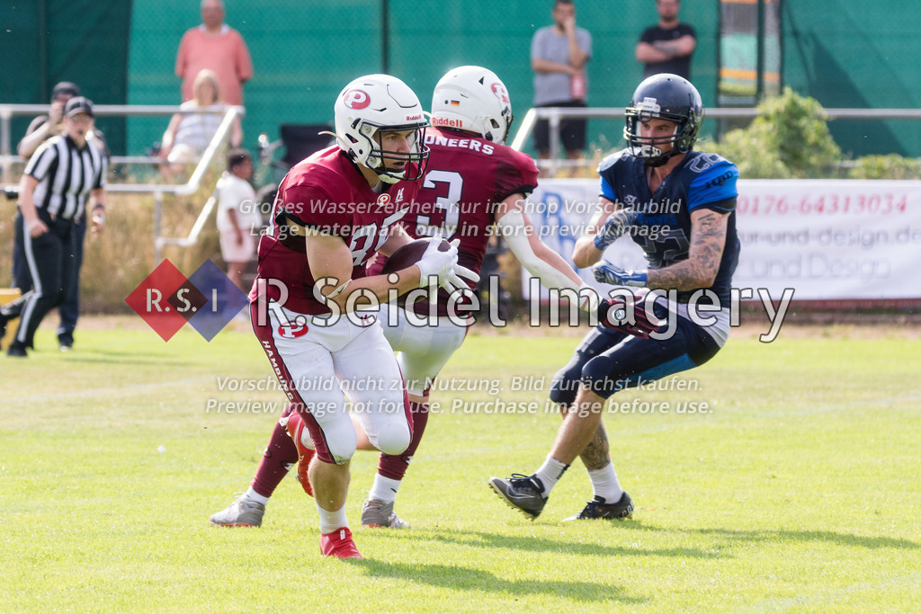 American Football, Saison 2022, Regionalliga Nord, Hamburg Blue Devils - Hamburg Pioneers, Dr.-Hermann-Schnell-Sportplatz (Hamburg), 13.08.2022, 8. Gameweek | Julian Völling (#85, Pioneers, WR)