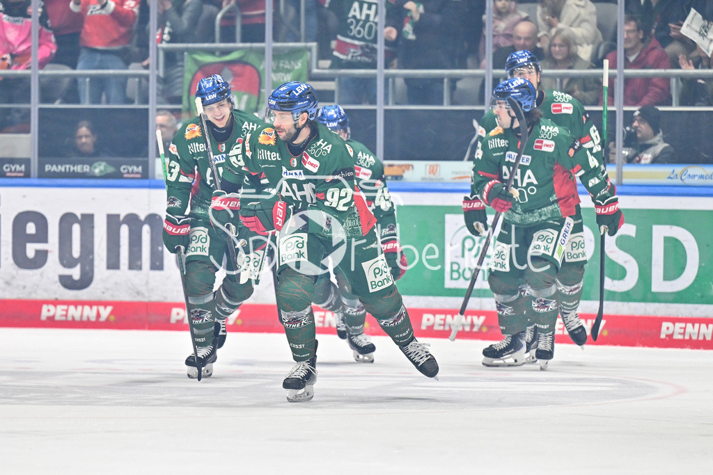 Augsburger Panther - Grizzlys Wolfsburg | AUGSBURG, GERMANY - 15. MARCH: jubel der Panther nach dem Treffer zum 1-0 durch Joseph CRAMAROSSA (Augsburger Panther 92) / Tor / Torschuetze / Freude / Happy während dem Match zwischen den Augsburger Panthern und den Grizzlys Wolfsburg am 52. Spieltag der Penny DEL im Curt Frenzel Stadion