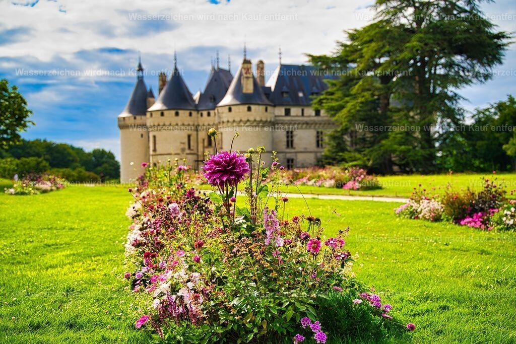 Frankreich - Blick auf Château de Chaumont-sur-Loire im Loretal | Das Château de Chaumont-sur-Loire im Loiretal ist ein prachtvolles Schloss aus der Renaissance, das hoch über der Loire thront und von einer beeindruckenden Parkanlage umgeben ist. Bekannt ist die Anlage besonders für das Domaine de Chaumont-sur-Loire und das internationale Gartenfestival, bei dem moderne Gartenkunst auf historische Landschaftsgestaltung trifft. Das Schloss verbindet Geschichte, Architektur und kreative Gartenkultur in einer einzigartigen Kulisse des UNESCO-Welterbes Loiretal. - Realisiert mit Pictrs.com