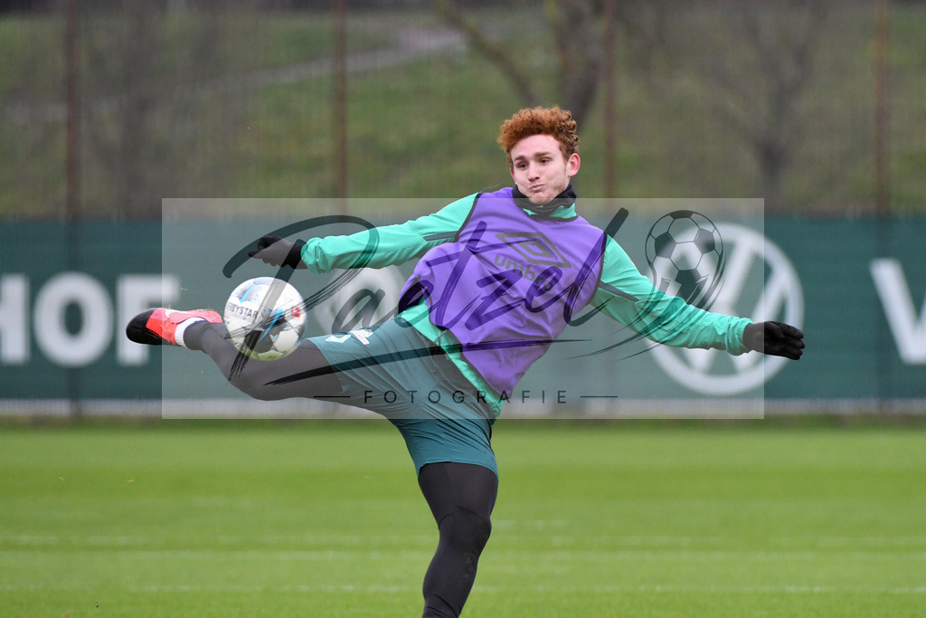 20200227_TRASVW_0062 | Fussball, Herren: Joshua Sargent (Werder Bremen) in Aktion, am Ball, Einzelaktion waehrend der Trainingseinheit des SV Werder Bremen auf dem Trainingsplatz am wohninvest Weserstadion am 27.02.2020 in Bremen, Deutschland. - Realisiert mit Pictrs.com