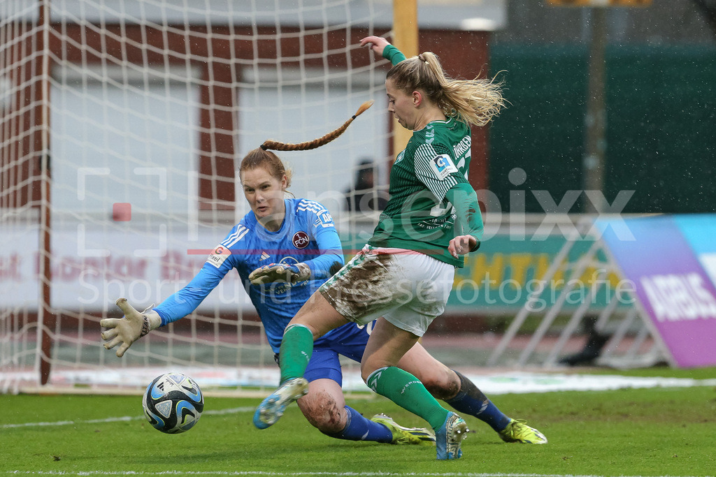 Fussball, Google Pixel Frauen-Bundesliga, SV Werder Bremen - 1. FC Nürnberg | v.li.: Kristin Krammer (Torhüterin, Torwart, 1. FC Nürnberg, 25) und Nina Lührßen (SV Werder Bremen, 27) im Zweikampf, Duell, Dynamik, Aktion, Action, Spielszene, DIE DFB-RICHTLINIEN UNTERSAGEN JEGLICHE NUTZUNG VON FOTOS ALS SEQUENZBILDER UND/ODER VIDEOÄHNLICHE FOTOSTRECKEN. DFB REGULATIONS PROHIBIT ANY USE OF PHOTOGRAPHS AS IMAGE SEQUENCES AND/OR QUASI-VIDEO.