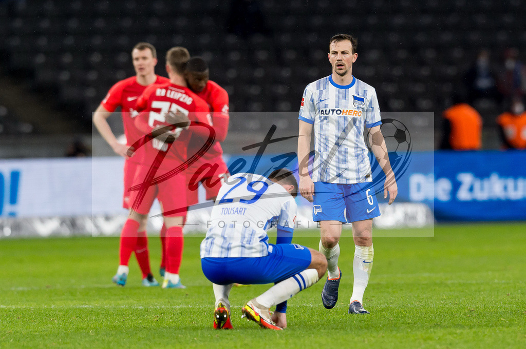 BSCRBL20220220_100 | Fussball, Herren: Lucas Tousart (Hertha BSC) und Vladimir Darida (Hertha BSC) enttaeuscht bei dem Spiel der 1. Bundesliga zwischen Hertha BSC und RB Leipzig im Olypiastadion am 20.02.2022 in Berlin, Deutschland.DFB / DFL REGULATIONS PROHIBIT ANY USE OF PHOTOGRAPHS AS IMAGE SEQUENCES AND/OR QUASI-VIDEO. - Realisiert mit Pictrs.com