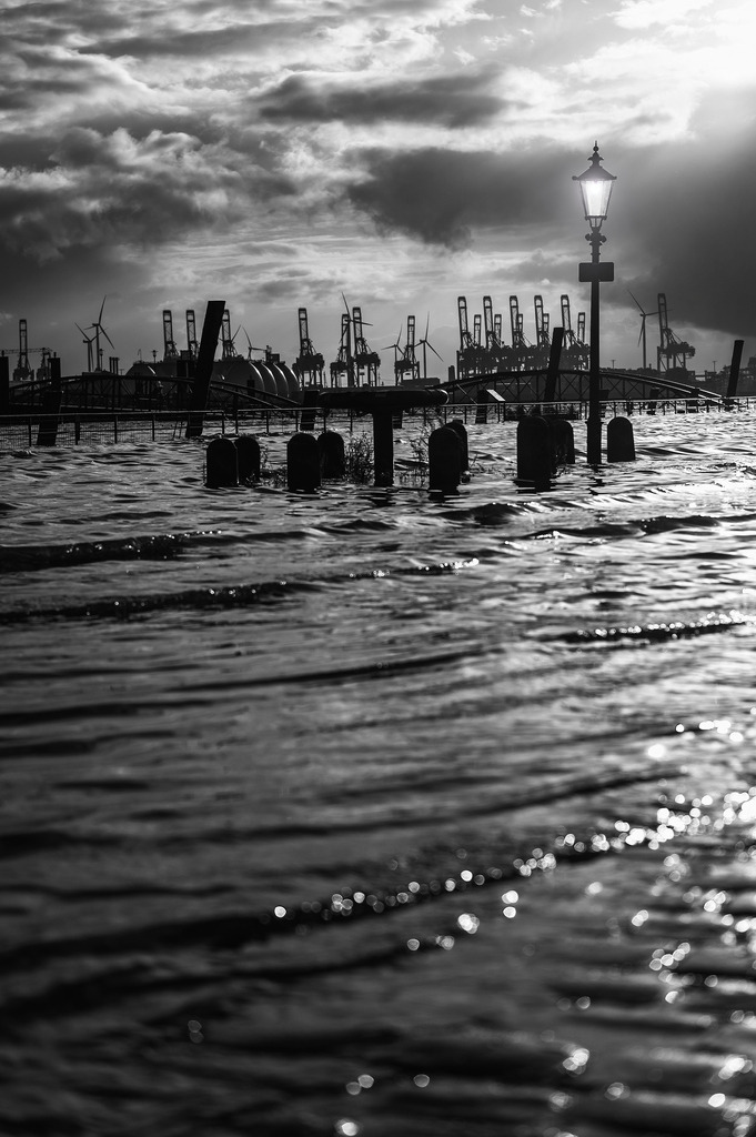 2023_10_14_HH-HOLZHAFEN-HOCHWASSER_MCP4099 sw_02 | Hochwertig gedruckte Fotografien für die Wand, als Kalender und zum Verschenken. Hamburg & Norddeutschland und überall wo ich mit der Kamera unterwegs war.