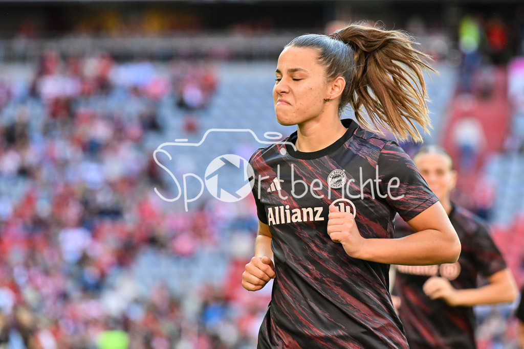 FC Bayern München - Bayer 04 Leverkusen | Im Bild Lena OBERDORF (FC Bayern München Frauen 8) beim warmmachen vor der Partie / Einzelfoto / Freisteller / Google Pixel Frauen-Bundsliga: FC Bayern München - Bayer 04 Leverkusen; Allianz Arena am 06.09.2025