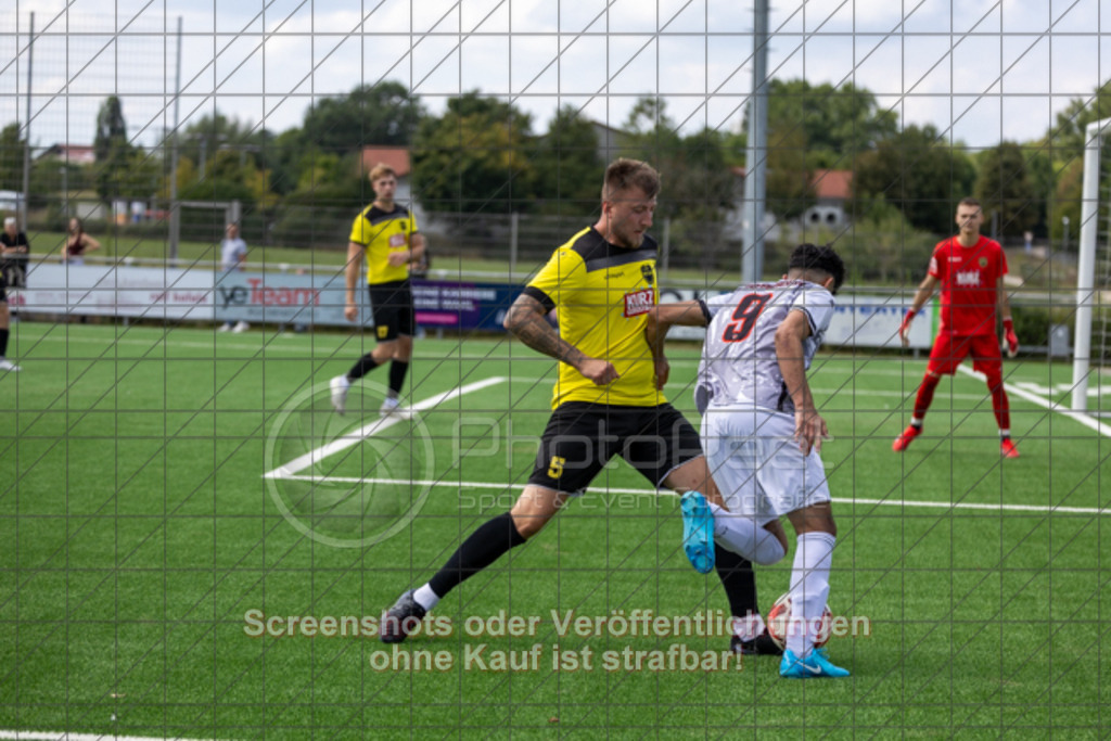 20250824_133919_0440 | #,1.FC Heiningen II (gelb) vs. 1.Göppinger SV III (weiß), Fußball, Kreisliga B7 - Bezirk Neckar/Fils, 01. Spieltag, Saison 2025/2026, Kunstrasenplatz Sportzentrum Heiningen, Krautgarten 1, 73092 Heiningen, 24.08.2025 - 13:00 Uhr,Foto: PhotoPeet-Sportfotografie/Peter Harich