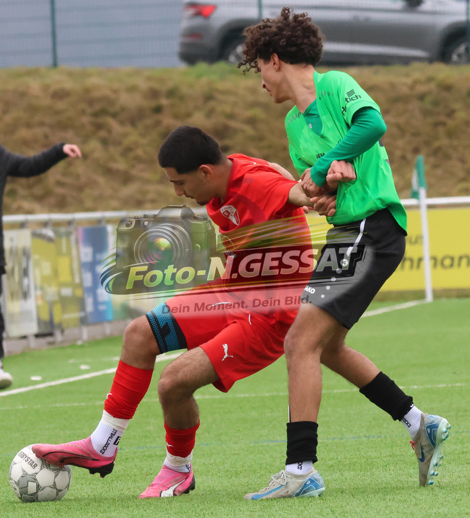 SV Rödinghausen - FC Iserlohn | Auf dem Bild zu sehen: grün SV Rödinghausen: Manuel Striegl ; rot FC Iserlohn: Mansour Taheri SV Rödinghausen, FC Iserlohn, Saison 25/26, B-Jugend Westfalenliga, Deutschland - Realisiert mit Pictrs.com