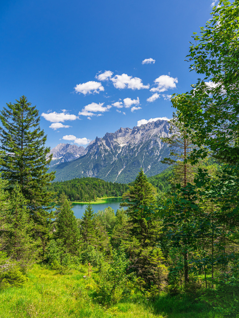 Blick über den Lautersee auf das Karwendelgebirge bei Mittenwald | Blick über den Lautersee auf das Karwendelgebirge bei Mittenwald.