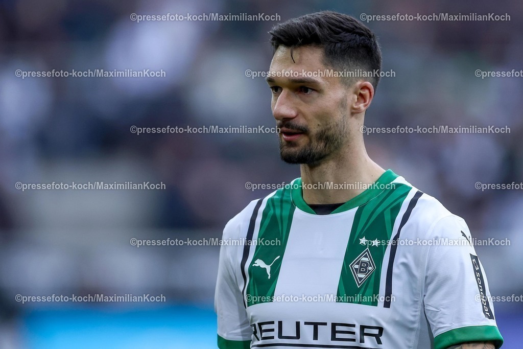 BMG21022502131 | 22.02.2025, Fußball, Borussia Mönchengladbach - FC Augsburg, 1. Fußball Bundesliga, Borussia-Park, Saison 2024 2025: Tim Kleindienst (Mönchengl. #11)DFB regulations prohibit any use of photographs as image sequences and or quasi-video.