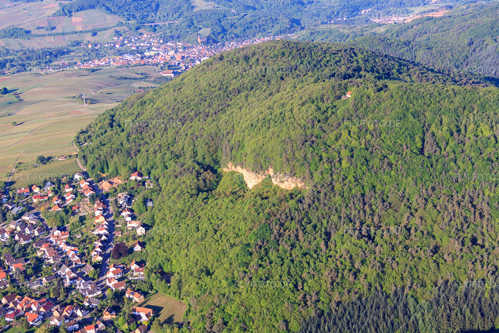 Luftbild: Kalksteinfelsen über dem Ort in Frankweiler im Bundesland Rheinland-Pfalz in Deutschland. – Foto: IMG_64728.jpg vom 04.05.2014 durch Werner Riehm/FLY-FOTO.de – Auflösung des Originals: 4752 x 3168 px