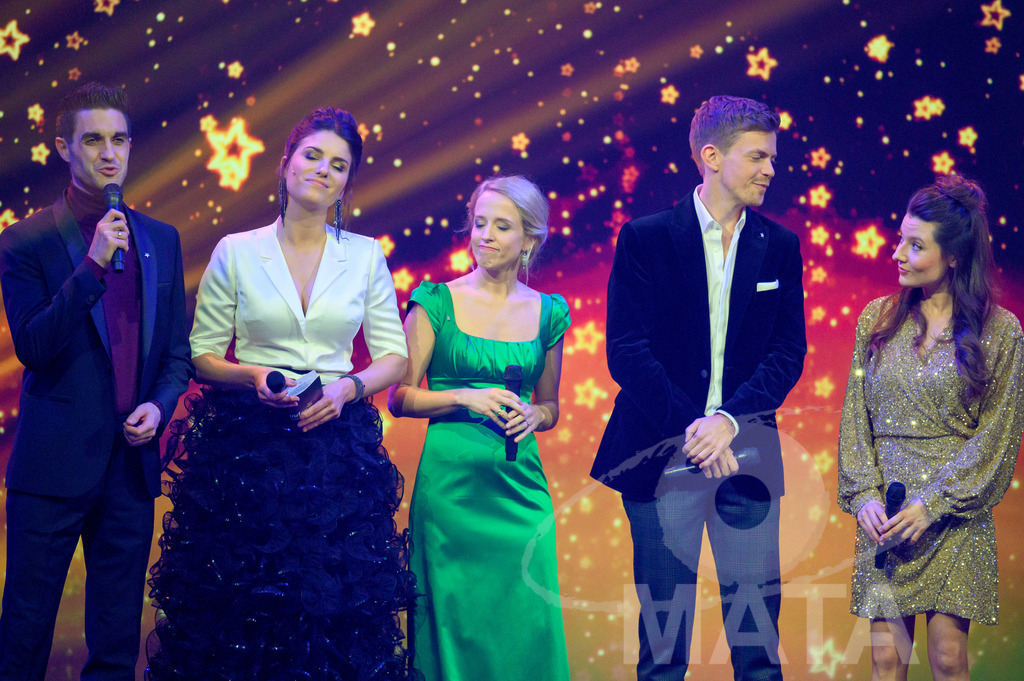 _DWA1448 | Dominik Glöbl (Wirtshausmusikanten beim Hirzinger), Sandra Rieß (Sternstunden-Gala, BR24),Susanne Wiesner (BR Heimat), Ferdinand Hofer (Tatort München), Christina Metallinos (BR24live) bei '30 Jahre Sternstunden-Gala 2023' in der Frankenhalle. Nürnberg, 15.12.2023 - Realisiert mit Pictrs.com