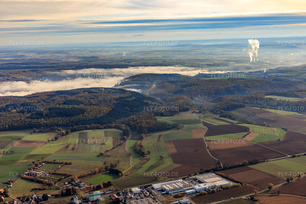 Luftbild: Nebel im Neckartal in Hüffenhardt im Bundesland Baden-Württemberg in Deutschland. Foto: IMG_112267.jpg vom 02.11.2018 durch Werner Riehm/FLY-FOTO.de