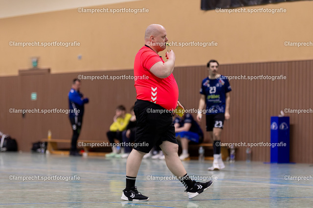 Handball I Herren I Saison 2025-2026 I SHSE Manfred-Frank-Pokal I Viertelfinale I HSG Kalkberg 06 II - HSG Kalkberg 06 033 | Axel Strohschein (Schiedsrichter) - Realisiert mit Pictrs.com