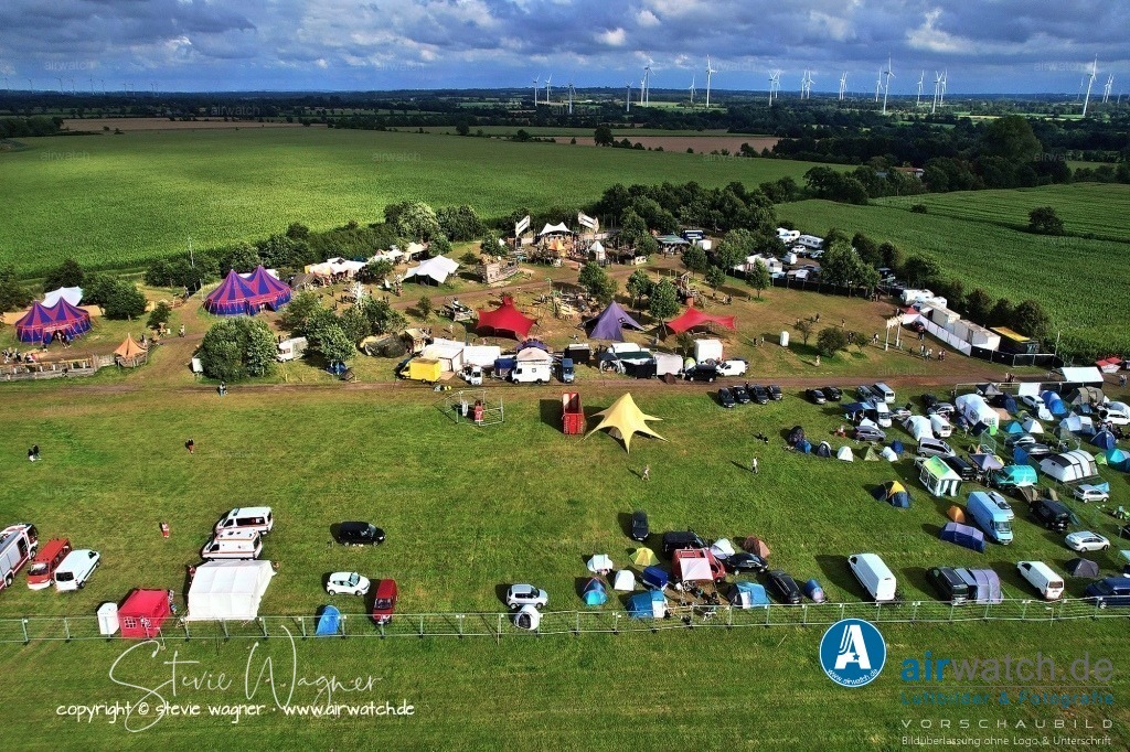 Bachblyten® Festival 2023 | Entdecken Sie atemberaubende Luftbilder und Fotografien auf airwatch.de - Tauchen Sie ein in eine Welt voller faszinierender Aufnahmen aus der Vogelperspektive.