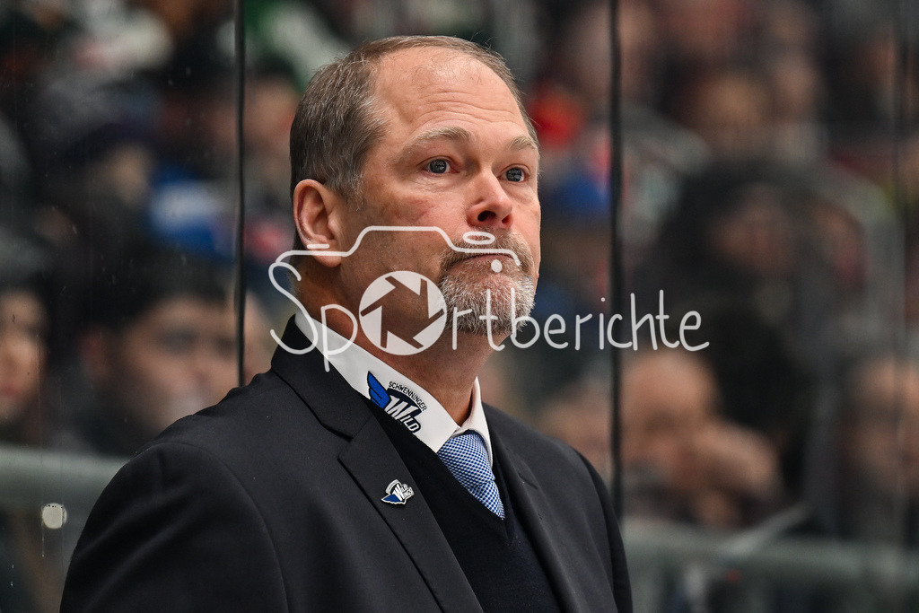 Augsburger Panther - Schwenninger Wild Wings | AUGSBURG, GERMANY - 02. JANUARY: im Bild Steve WALKER headcoach Schwenninger Wild Wings / Einzelfoto / Freisteller während dem Match zwischen den Augsburger Panthern und den Schwenninger Wild Wings am 35. Spieltag der Penny DEL im Curt Frenzel Stadion