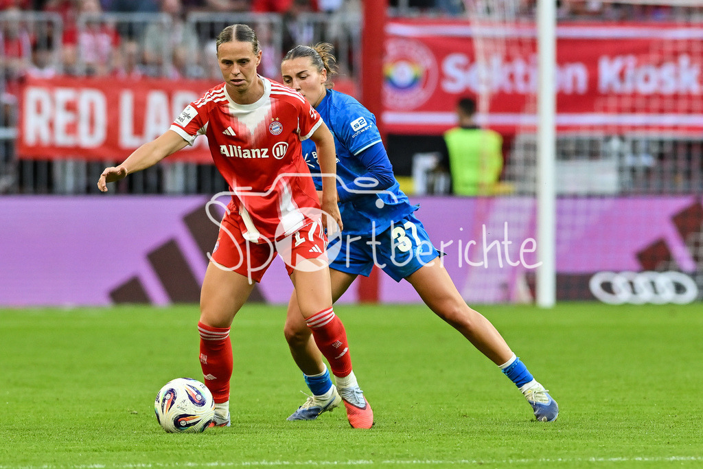 FC Bayern München - Bayer 04 Leverkusen | im Duell  Klara BUEHL (FCB #17) und Carlotta WAMSER (Bayer Leverkusen Frauen 37) / Zweikampf / Google Pixel Frauen-Bundsliga: FC Bayern München - Bayer 04 Leverkusen; Allianz Arena am 06.09.2025