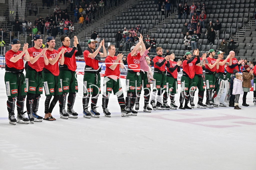 Augsburger Panther - Nürnberg Ice Tigers | die Spieler der Panther feiern zusammen mit ihren Fans den Heimsieg gegen Nuernberg / DEL: Augsburger Panther - Nuernberg Ice Tigers, Curt Frenzel Stadion am 03.01.2025
