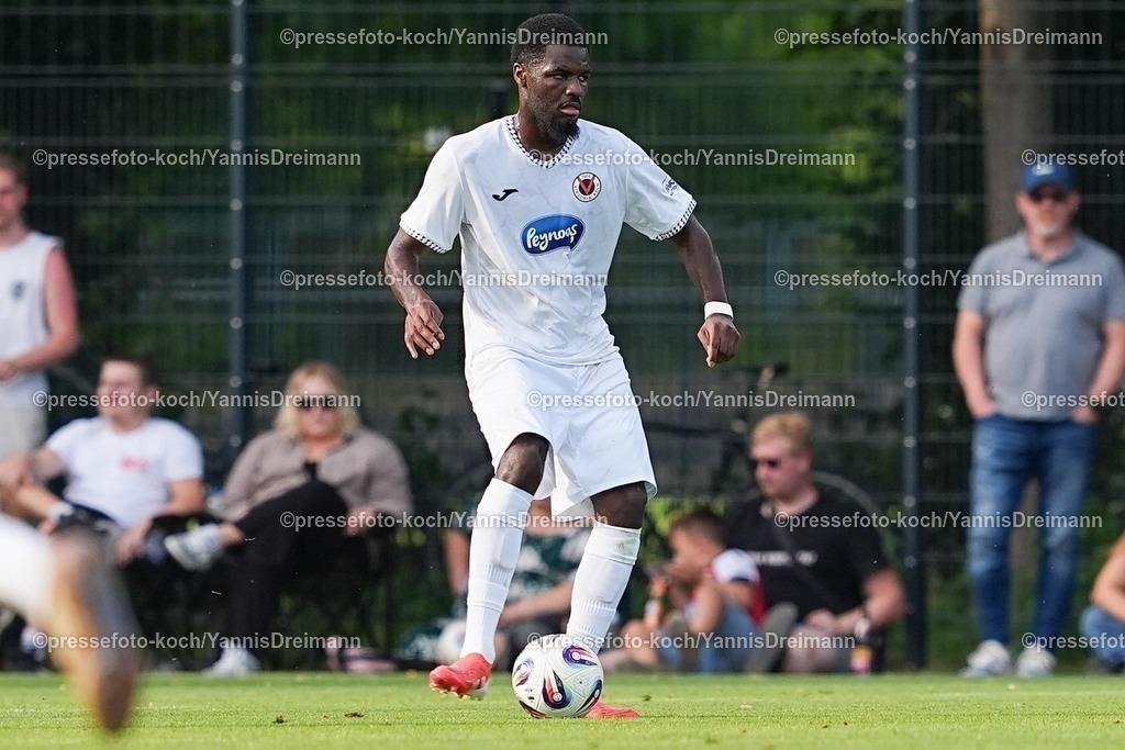 xYDR04072501043 | 04.07.2025, xydrx, Fußball, FC Viktoria Köln - SC Wiedenbrück, Testspiel, Trainingsplatz Pohlstadtsweg: Verthomy Boboy (Viktoria Köln #49)