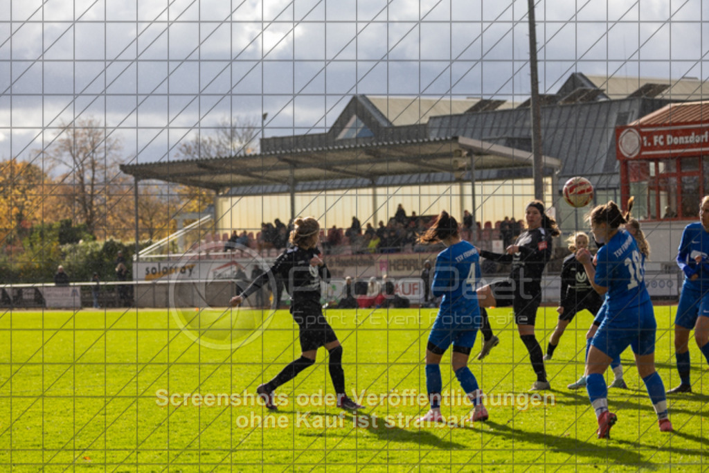 20251026_142851_0140 | #,1.FC Donzdorf (schwarz) vs. TSV Frommern (blau), Fussball, Frauen-Verbandsliga Württemberg, 07. Spieltag, Saison 2025/2026, Rasenplatz Lautertal Stadion, Süßener Straße 16, 73072 Donzdorf, 26.10.2025 - 13:00 Uhr,Foto: PhotoPeet-Sportfotografie/Peter Harich