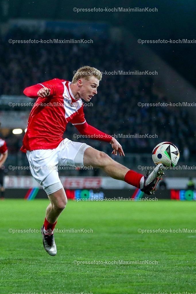 RWE06042501164a | 2025.04.06, Fußball, 3.Liga, Rot-Weiss Essen - FC Hansa Rostock, Stadion Hafenstraße, Saison 2024 2025: Julian Eitschberger (RWE #2) DFB regulations prohibit any use of photographs as image sequences and or quasi-video.