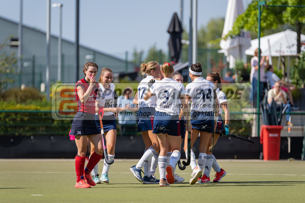 HK_20220903_109616 | 1. Bundesliga Damen Düsseldorfer HC - Berliner HC am 3.9.2022 DHC Düsseldorf, Düsseldorf , Selin Oruz ( Düsseldorfer HC #14 ) , Lisa Nolte ( Düsseldorfer HC #17 ) , Annika Sprink ( Düsseldorfer HC #3 )